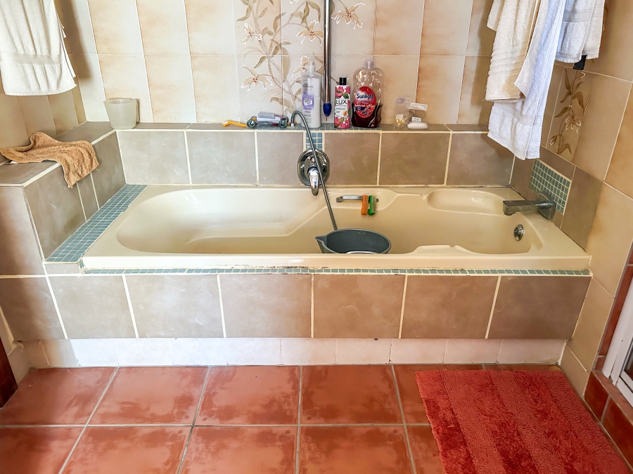 8 Bedroom Property for Sale in Greenfields Western Cape
